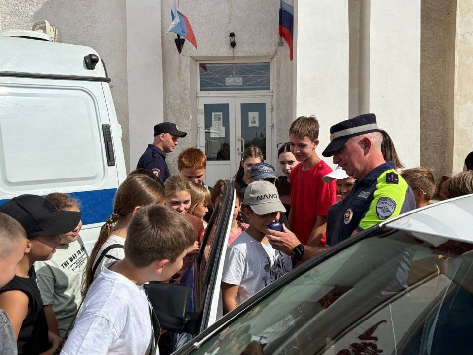 В рамках общероссийской акции "Зарядка со стражем порядка" сотрудники ОГИБДД ОМВД России "Краснолучский" провели серию профилактических бесед, направленных на повышение осведомленности о правилах дорожного движения среди... В рамках общероссийской акции "Зарядка со стражем порядка" сотрудники ОГИБДД ОМВД России "Краснолучский" провели серию профилактических бесед, направленных на повышение осведомленности о правилах дорожного движения среди...