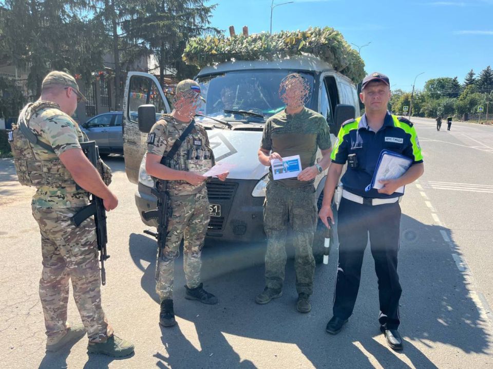Сотрудники ОГИБДД ОМВД России «Марковский» совместно с сотрудниками Военной автоинспекции провели профилактическое мероприятие по соблюдению ПДД военнослужащими
