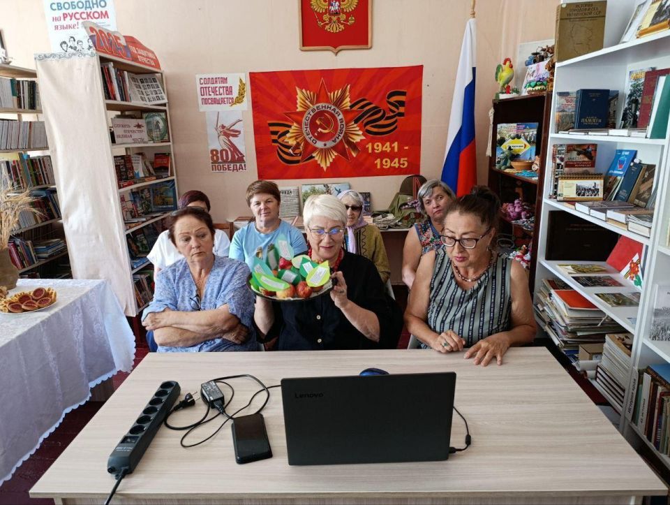 Оренбуржцы и перевальчане организовали совместные фольклорные посиделки Оренбуржцы и перевальчане организовали совместные фольклорные посиделки