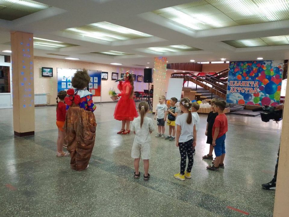 14 августа в Центре культуры города Алчевска прошла развлекательно-игровая программа для детей «Медовый Спас», посвящённая православному празднику Преображение Господне 14 августа в Центре культуры города Алчевска прошла развлекательно-игровая программа для детей «Медовый Спас», посвящённая православному празднику Преображение Господне