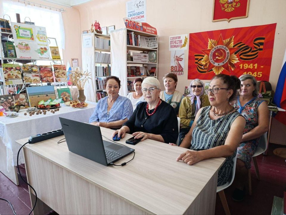 Оренбуржцы и перевальчане организовали совместные фольклорные посиделки Оренбуржцы и перевальчане организовали совместные фольклорные посиделки