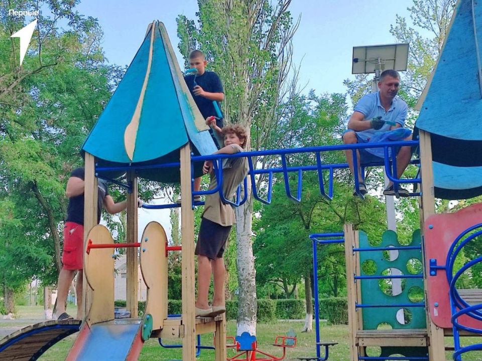 Дружная работа. Активисты Движения Первых совместно с семейным сообществом «Родные-Любимые» благоустроили детскую площадку своими силами в парке имени Чечерева Дружная работа. Активисты Движения Первых совместно с семейным сообществом «Родные-Любимые» благоустроили детскую площадку своими силами в парке имени Чечерева