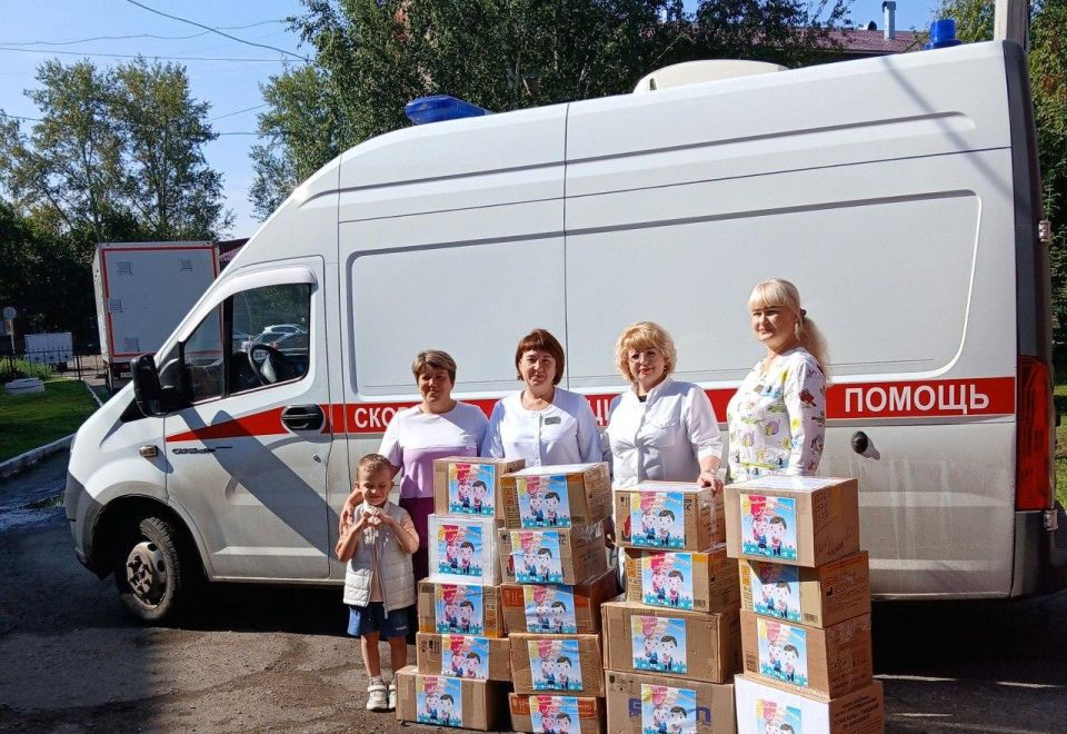 Омские медики отправили подарки юным жителям города Стаханова Омские медики отправили подарки юным жителям города Стаханова