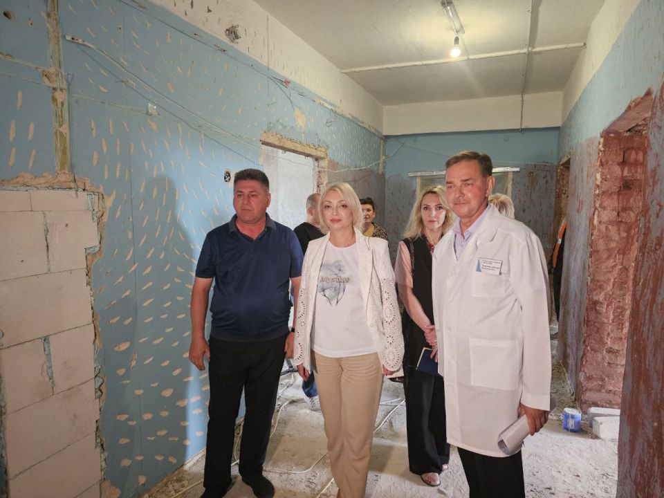 Наталия Пащенко: Сегодня, в рамках рабочего визита, вместе со своим заместителем Олегом Алибоевичем Валиевым ознакомилась с ходом ремонтных работ в терапевтическом отделении Станично-Луганской центральной районной больницы Наталия Пащенко: Сегодня, в рамках рабочего визита, вместе со своим заместителем Олегом Алибоевичем Валиевым ознакомилась с ходом ремонтных работ в терапевтическом отделении Станично-Луганской центральной районной больницы