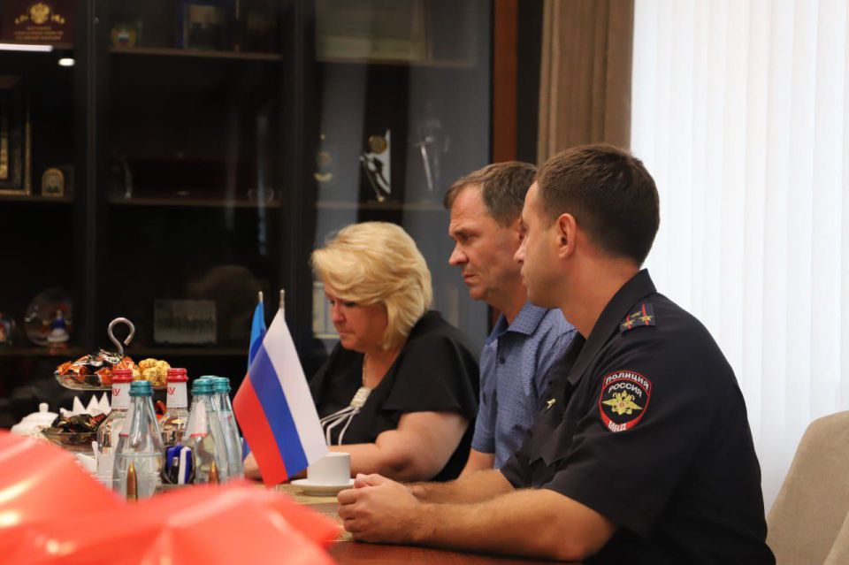 Алексей Кампф вручил орден Мужества матери погибшего в Сватово полицейского Алексей Кампф вручил орден Мужества матери погибшего в Сватово полицейского