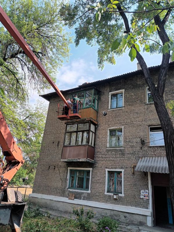 Аварийная бригада Омска при содействии Администрации оказала помощь матери погибшего участника СВО в ремонте кровли Аварийная бригада Омска при содействии Администрации оказала помощь матери погибшего участника СВО в ремонте кровли