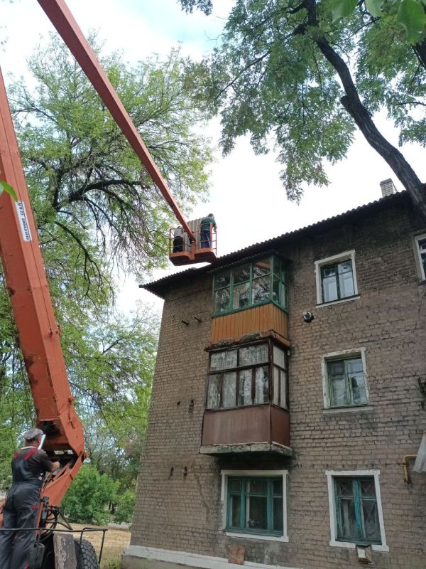 Аварийная бригада Омска при содействии Администрации оказала помощь матери погибшего участника СВО в ремонте кровли Аварийная бригада Омска при содействии Администрации оказала помощь матери погибшего участника СВО в ремонте кровли