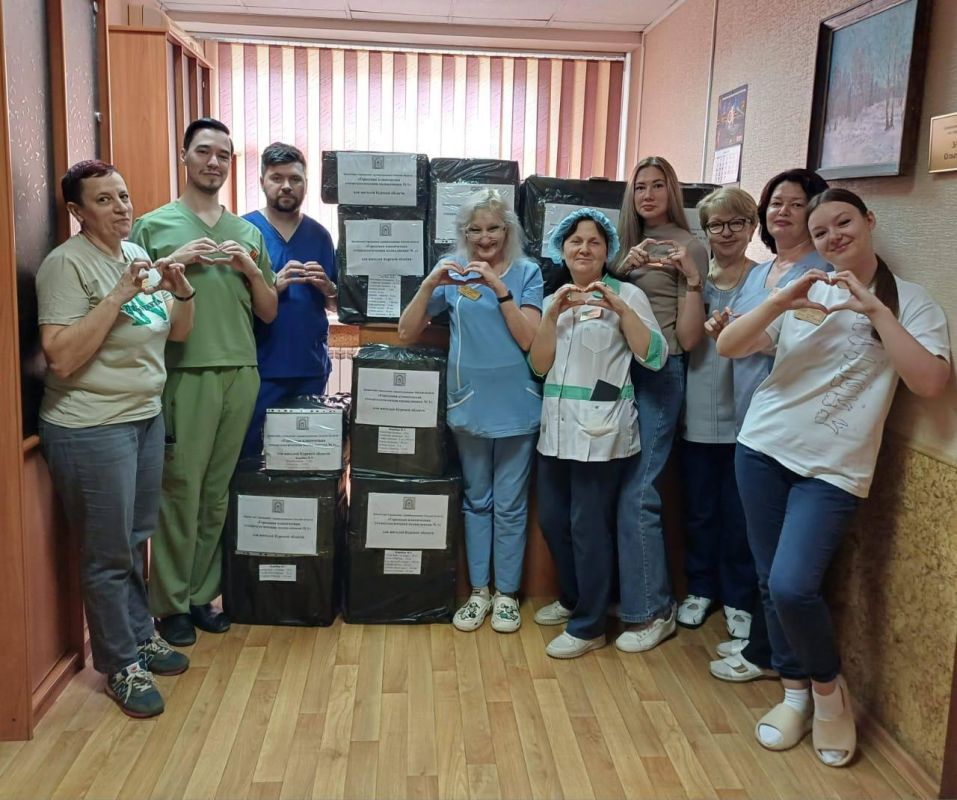 Омские медики отправили подарки юным жителям города Стаханова Омские медики отправили подарки юным жителям города Стаханова