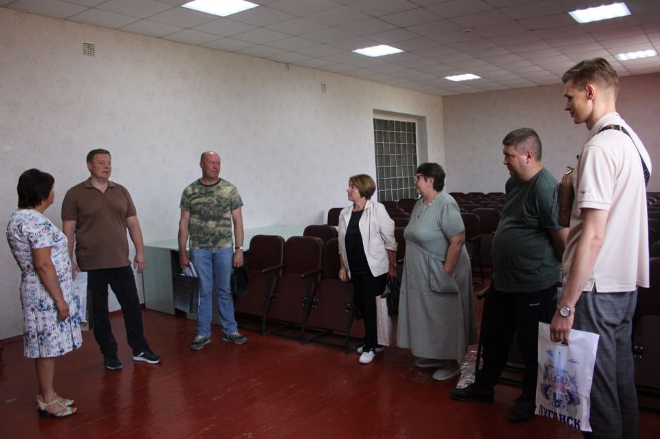 Сегодня состоялся визит представителей шеф-региона Орловской области в село Покровское Троицкого муниципального округа, что стало важным событием, направленным на поддержку и восстановление социальной инфраструктуры Сегодня состоялся визит представителей шеф-региона Орловской области в село Покровское Троицкого муниципального округа, что стало важным событием, направленным на поддержку и восстановление социальной инфраструктуры