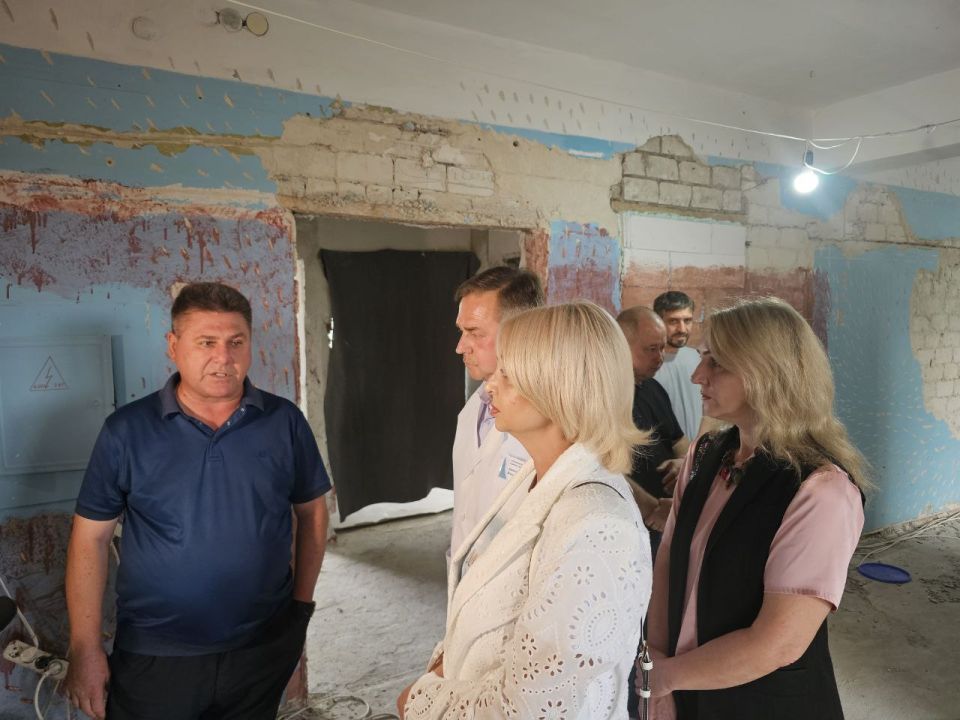 Наталия Пащенко: Сегодня, в рамках рабочего визита, вместе со своим заместителем Олегом Алибоевичем Валиевым ознакомилась с ходом ремонтных работ в терапевтическом отделении Станично-Луганской центральной районной больницы Наталия Пащенко: Сегодня, в рамках рабочего визита, вместе со своим заместителем Олегом Алибоевичем Валиевым ознакомилась с ходом ремонтных работ в терапевтическом отделении Станично-Луганской центральной районной больницы