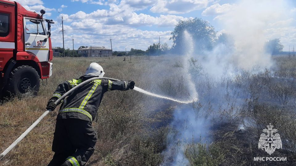 Спасатели МЧС России защищают дома жителей от пожаров в ЛНР Спасатели МЧС России защищают дома жителей от пожаров в ЛНР