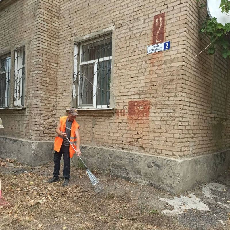 Лутугинский филиал НКО ЕУК продолжает работы по поддержанию чистоты и порядка на придомовой территориях Лутугинский филиал НКО ЕУК продолжает работы по поддержанию чистоты и порядка на придомовой территориях