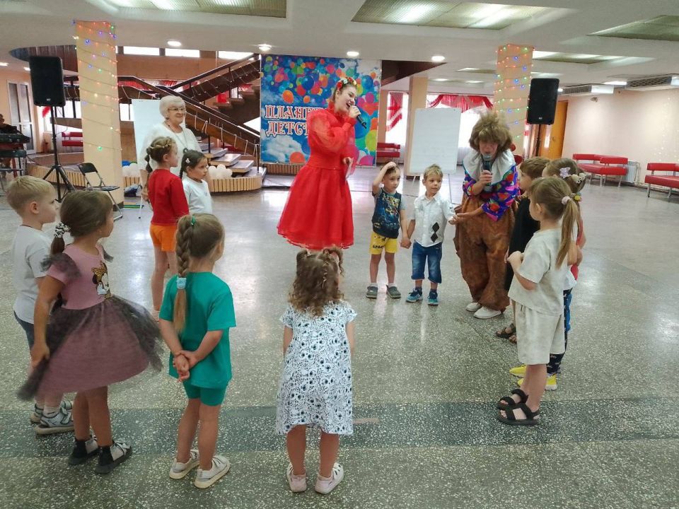 14 августа в Центре культуры города Алчевска прошла развлекательно-игровая программа для детей «Медовый Спас», посвящённая православному празднику Преображение Господне 14 августа в Центре культуры города Алчевска прошла развлекательно-игровая программа для детей «Медовый Спас», посвящённая православному празднику Преображение Господне