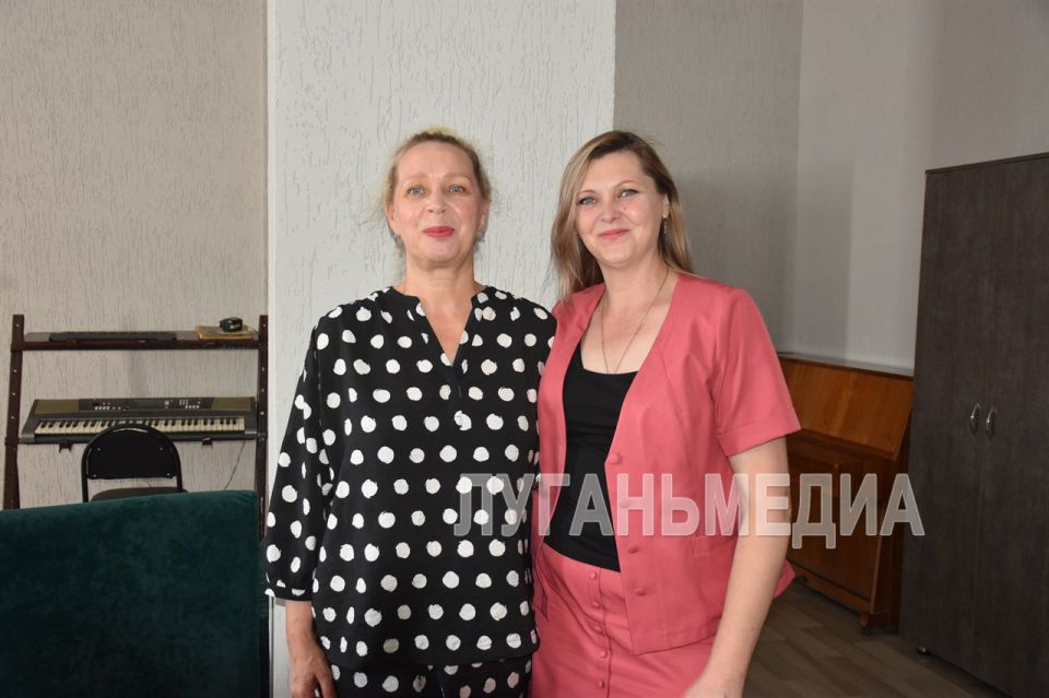 Заслуженная артистка России Юлия Зыкова проводит мастер-классы с театральным коллективом Ирмино Заслуженная артистка России Юлия Зыкова проводит мастер-классы с театральным коллективом Ирмино