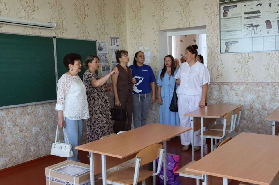 Антрацитовская школа №19 готова к новому учебному году: проверку провели в рамках акции «Родительская приёмка» Антрацитовская школа №19 готова к новому учебному году: проверку провели в рамках акции «Родительская приёмка»