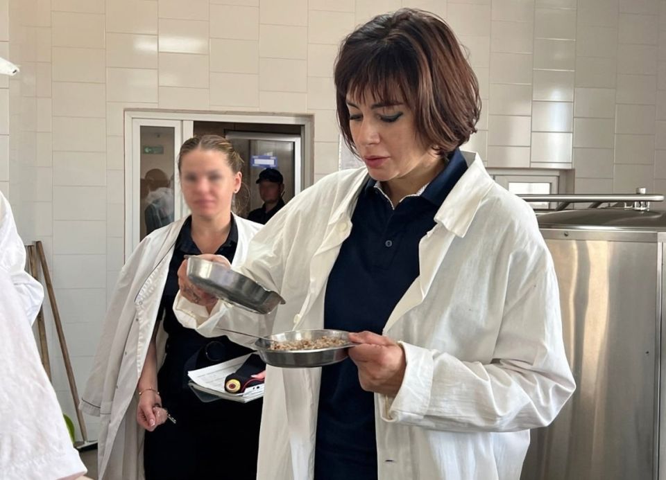 Уполномоченный по правам человека в Луганской Народной Республике Анна Сорока в сопровождении Алины Нечаевой, заведующей сектором по вопросам помилования Администрации Главы ЛНР, совершила рабочий визит в исправительную... Уполномоченный по правам человека в Луганской Народной Республике Анна Сорока в сопровождении Алины Нечаевой, заведующей сектором по вопросам помилования Администрации Главы ЛНР, совершила рабочий визит в исправительную...