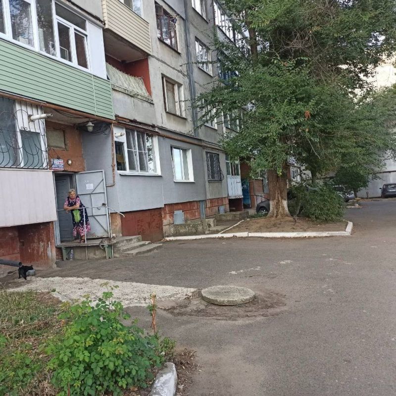 Лутугинский филиал НКО ЕУК продолжает работы по поддержанию чистоты и порядка на придомовой территориях Лутугинский филиал НКО ЕУК продолжает работы по поддержанию чистоты и порядка на придомовой территориях