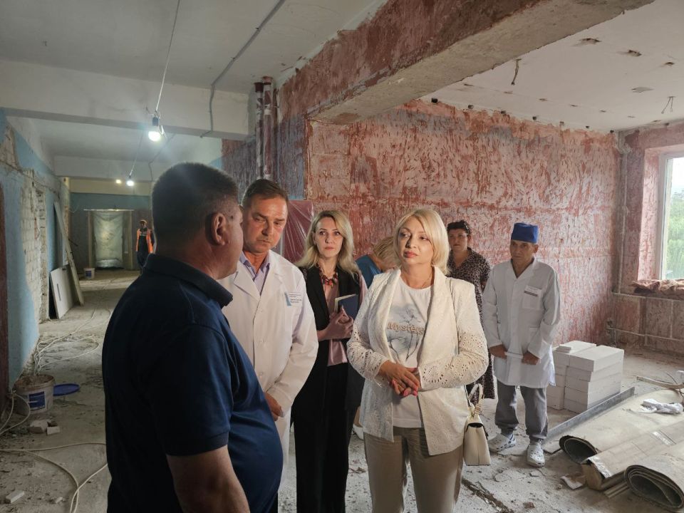 Наталия Пащенко: Сегодня, в рамках рабочего визита, вместе со своим заместителем Олегом Алибоевичем Валиевым ознакомилась с ходом ремонтных работ в терапевтическом отделении Станично-Луганской центральной районной больницы Наталия Пащенко: Сегодня, в рамках рабочего визита, вместе со своим заместителем Олегом Алибоевичем Валиевым ознакомилась с ходом ремонтных работ в терапевтическом отделении Станично-Луганской центральной районной больницы
