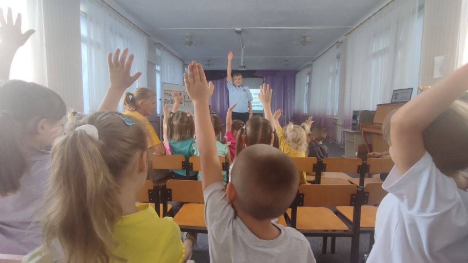 Сотрудники ОГИБДД ОМВД России «Антрацитовский» провели урок по безопасности дорожного движения для малышей Сотрудники ОГИБДД ОМВД России «Антрацитовский» провели урок по безопасности дорожного движения для малышей