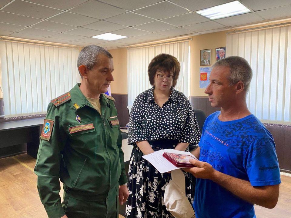 Марина Филиппова: Сегодня совместно с военным комиссаром Новоайдарского района Вячеславом Мадановым вручили награды (посмертно) родственникам военнослужащих, отдавших свои жизни за нашу Родину Марина Филиппова: Сегодня совместно с военным комиссаром Новоайдарского района Вячеславом Мадановым вручили награды (посмертно) родственникам военнослужащих, отдавших свои жизни за нашу Родину