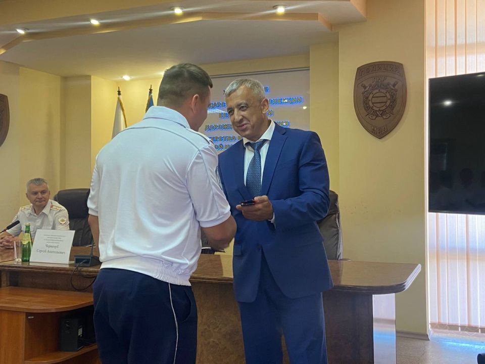 В региональной Госавтоинспекции прошла церемония вручения ведомственных наград и присвоения специальных званий сотрудникам ГИБДД В региональной Госавтоинспекции прошла церемония вручения ведомственных наград и присвоения специальных званий сотрудникам ГИБДД