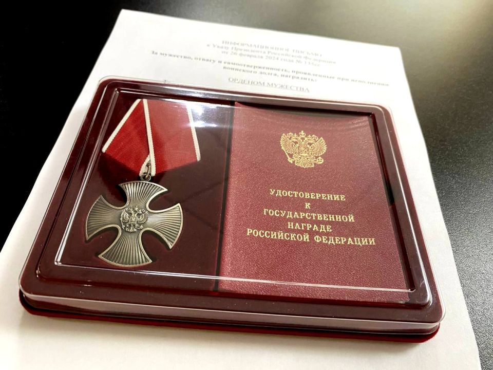 Марина Филиппова: Сегодня совместно с военным комиссаром Новоайдарского района Вячеславом Мадановым вручили награды (посмертно) родственникам военнослужащих, отдавших свои жизни за нашу Родину Марина Филиппова: Сегодня совместно с военным комиссаром Новоайдарского района Вячеславом Мадановым вручили награды (посмертно) родственникам военнослужащих, отдавших свои жизни за нашу Родину