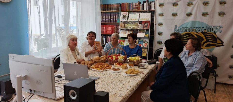 Оренбуржцы и перевальчане организовали совместные фольклорные посиделки Оренбуржцы и перевальчане организовали совместные фольклорные посиделки