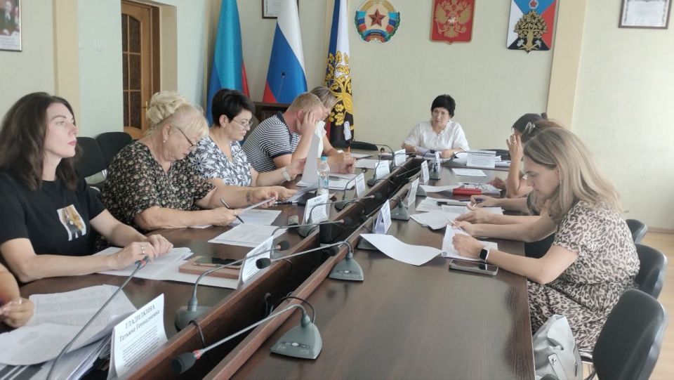 Сегодня в Администрации городского округа город Ровеньки состоялось заседание городской комиссии по делам несовершеннолетних и защите их прав Сегодня в Администрации городского округа город Ровеньки состоялось заседание городской комиссии по делам несовершеннолетних и защите их прав