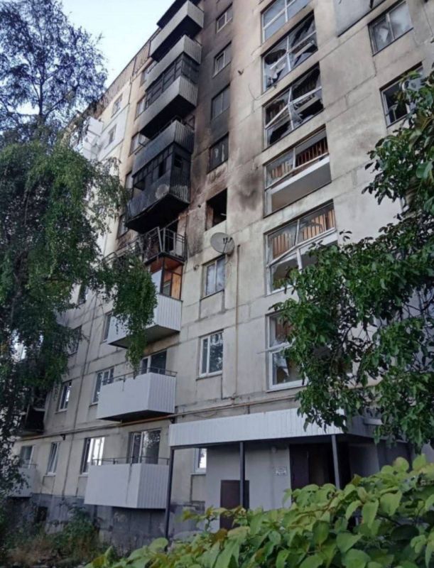 ВСУ нанесли серию ударов дронами по жилому микрорайону в Лисичанске в ЛНР, повреждены квартиры в многоэтажках, данных о пострадавших нет, сообщил Мирошник ВСУ нанесли серию ударов дронами по жилому микрорайону в Лисичанске в ЛНР, повреждены квартиры в многоэтажках, данных о пострадавших нет, сообщил Мирошник
