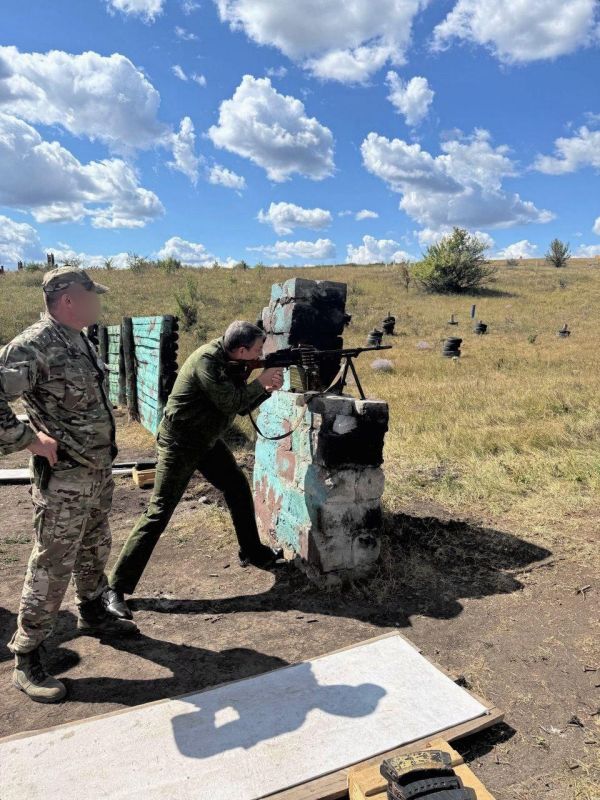 Глава ЛНР наградил медалями военнослужащих 25-й общевойсковой армии России, защищающих Республику Глава ЛНР наградил медалями военнослужащих 25-й общевойсковой армии России, защищающих Республику