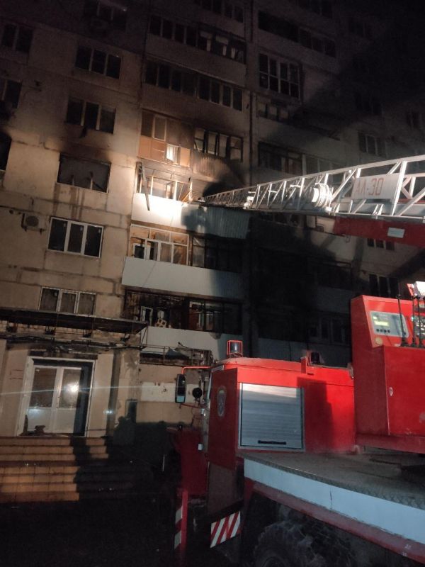 Около полуночи беспилотник атаковал многоэтажку в Лисичанске (ЛНР), вызвав сильный пожар Около полуночи беспилотник атаковал многоэтажку в Лисичанске (ЛНР), вызвав сильный пожар