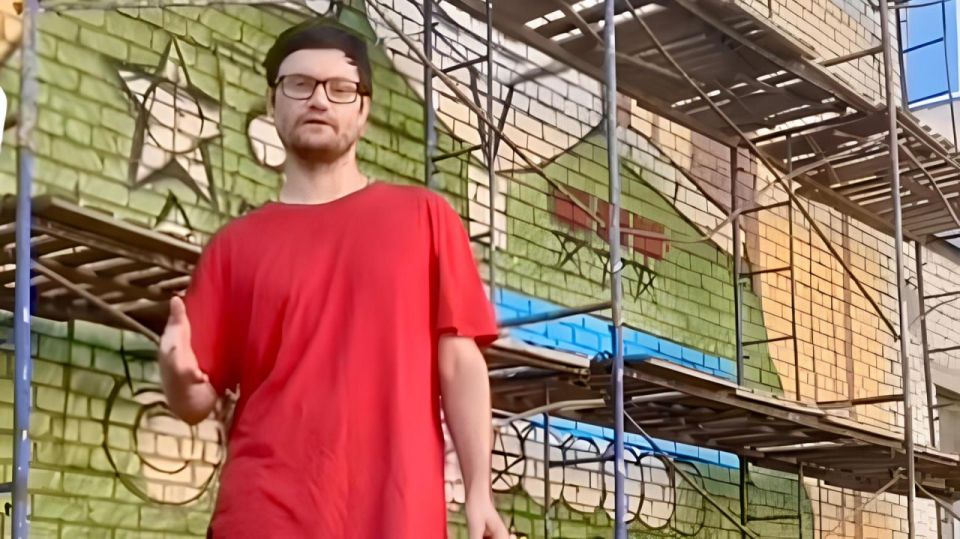 Обнинский художник приехал в Первомайск рисовать мурал с Жуковым Обнинский художник приехал в Первомайск рисовать мурал с Жуковым