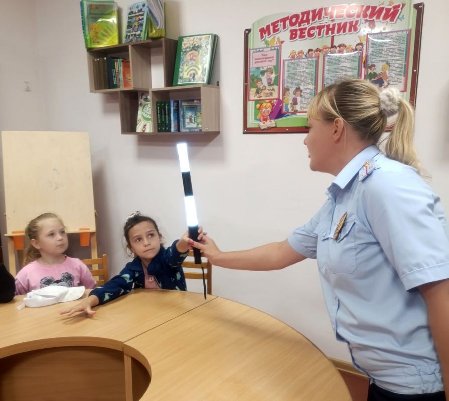 В гостях у воспитанников дошкольного учреждения «Изумляндия» побывал инспектор ОГИБДД ОМВД России «Антрацитовский» Марианна Тимошенко В гостях у воспитанников дошкольного учреждения «Изумляндия» побывал инспектор ОГИБДД ОМВД России «Антрацитовский» Марианна Тимошенко