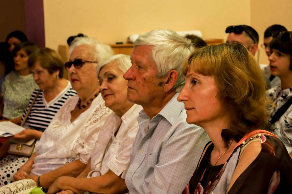 В Луганской молодёжной библиотеке прошёл трогательный литературно-музыкальный вечер «Мелодия памяти: Цой в наших сердцах», посвящённый Виктору Цою — легенде русского рока В Луганской молодёжной библиотеке прошёл трогательный литературно-музыкальный вечер «Мелодия памяти: Цой в наших сердцах», посвящённый Виктору Цою — легенде русского рока