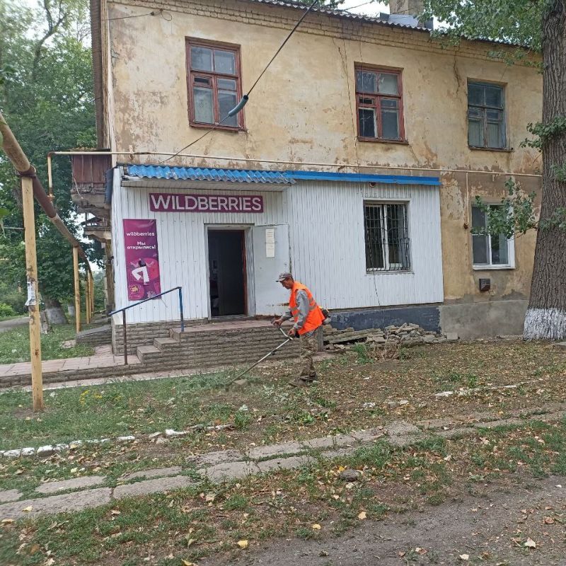 Антрацитовский филиал ЕУК продолжает работу по уборке придомовых территорий Антрацитовский филиал ЕУК продолжает работу по уборке придомовых территорий