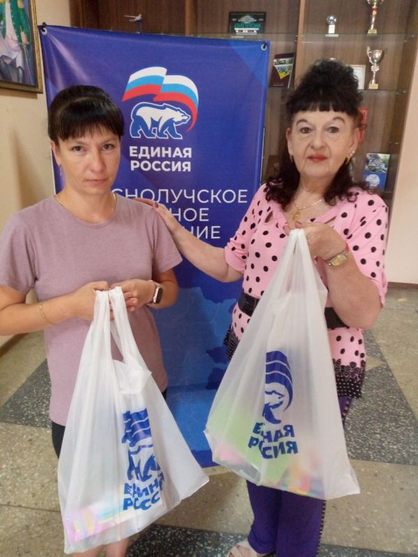 Единороссы вручают канцелярские наборы для детей из многодетных семей Единороссы вручают канцелярские наборы для детей из многодетных семей