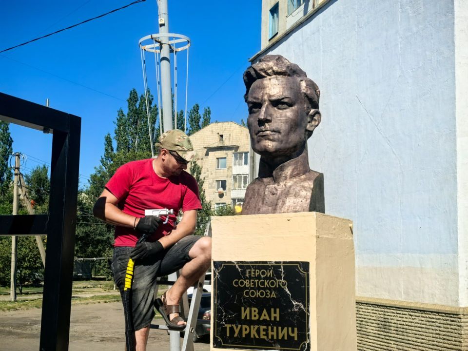 Сергей Козенко: Сегодня в Краснодоне на Аллее Героев «Молодой гвардии», объекте культурного наследия, начались реставрационные работы бюстов молодогвардейцев, наших героев Сергей Козенко: Сегодня в Краснодоне на Аллее Героев «Молодой гвардии», объекте культурного наследия, начались реставрационные работы бюстов молодогвардейцев, наших героев