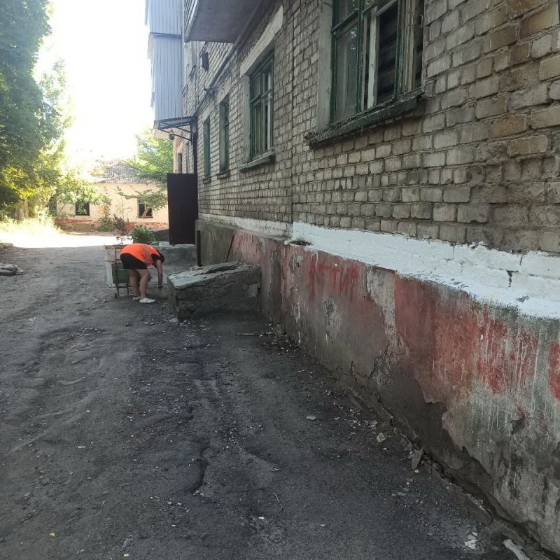 Антрацитовский филиал ЕУК продолжает работу по уборке придомовых территорий Антрацитовский филиал ЕУК продолжает работу по уборке придомовых территорий