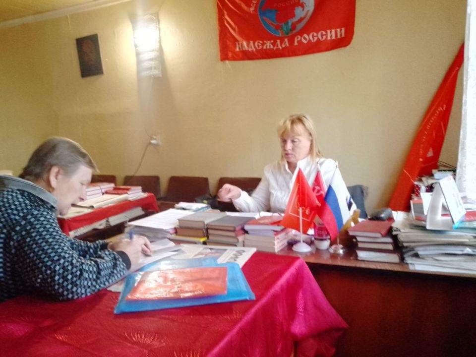 Депутат Совета городского округа города Брянка от партии «КПРФ» Валентина Бузанова провела приём граждан Депутат Совета городского округа города Брянка от партии «КПРФ» Валентина Бузанова провела приём граждан