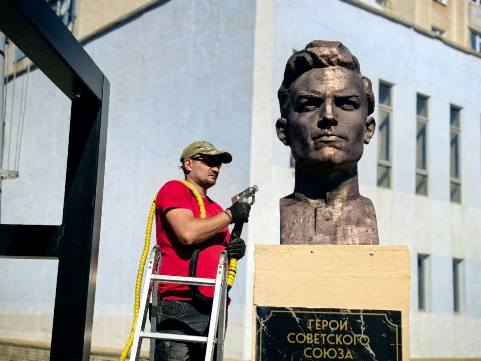 Сергей Козенко: Сегодня в Краснодоне на Аллее Героев «Молодой гвардии», объекте культурного наследия, начались реставрационные работы бюстов молодогвардейцев, наших героев Сергей Козенко: Сегодня в Краснодоне на Аллее Героев «Молодой гвардии», объекте культурного наследия, начались реставрационные работы бюстов молодогвардейцев, наших героев