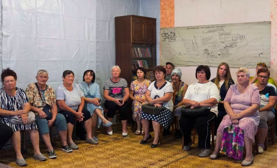 Представители Администрации городского округа город Кировск ЛНР, Алчевского управления ГУП ЛНР «Лугансквода» встретились с жителями пгт.Донецкий и п. Голубовское Представители Администрации городского округа город Кировск ЛНР, Алчевского управления ГУП ЛНР «Лугансквода» встретились с жителями пгт.Донецкий и п. Голубовское