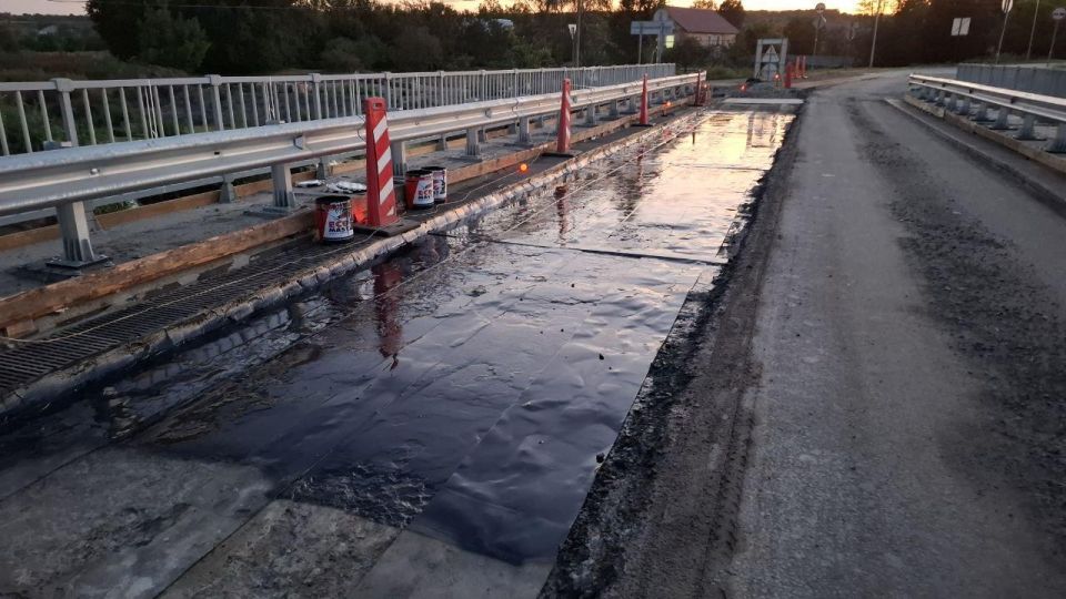 Укладку нижнего слоя асфальта произвели на мосту через Деркул Укладку нижнего слоя асфальта произвели на мосту через Деркул