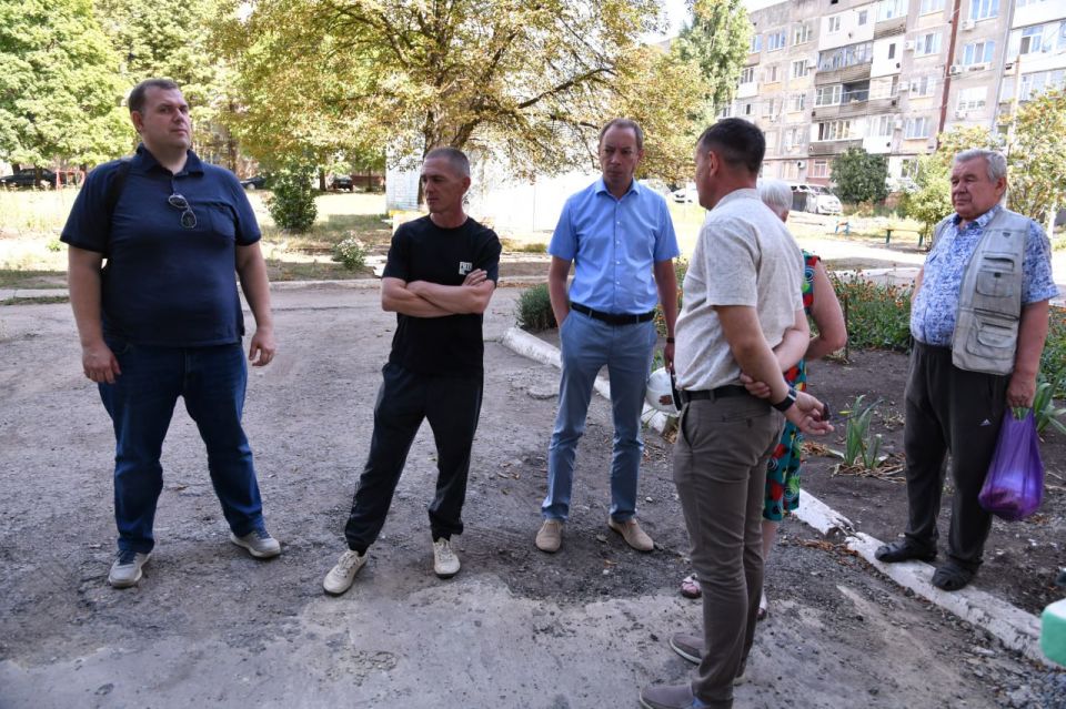 В Свердловском округе ЛНР близится к завершению ремонт кровли в доме №4 квартала 60 лет СССР В Свердловском округе ЛНР близится к завершению ремонт кровли в доме №4 квартала 60 лет СССР