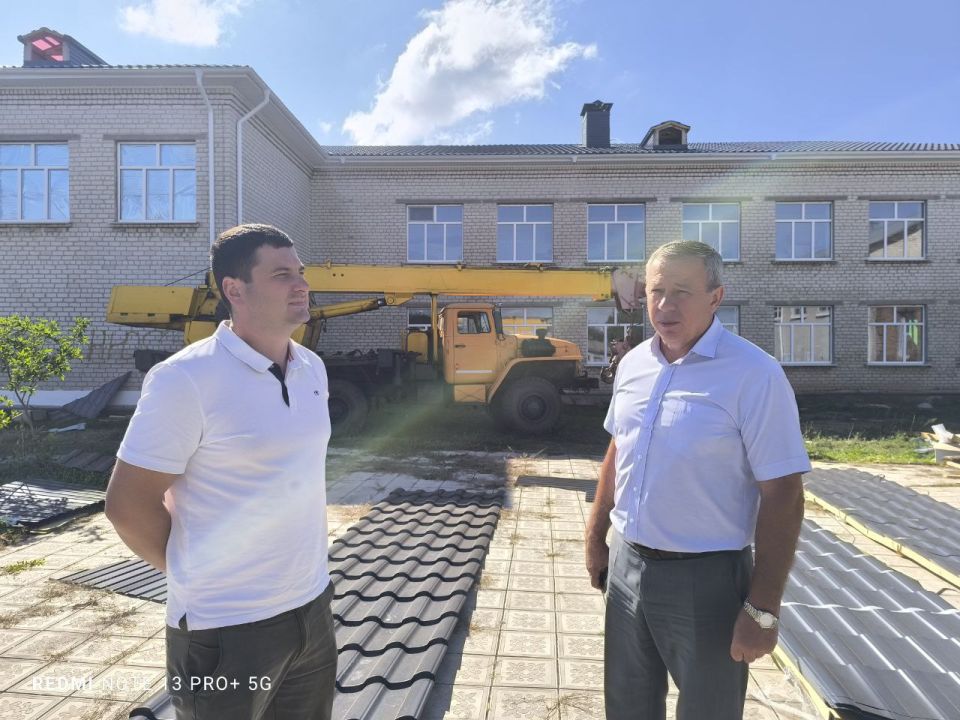 В Белокуракинской школе №2 специалисты ООО «ГЕНСТРОЙ» ведут завершающие работы по замене кровли В Белокуракинской школе №2 специалисты ООО «ГЕНСТРОЙ» ведут завершающие работы по замене кровли