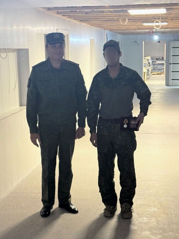 Глава ЛНР вручил 14 военнослужащим 25-й общевойсковой армии государственные награды Глава ЛНР вручил 14 военнослужащим 25-й общевойсковой армии государственные награды