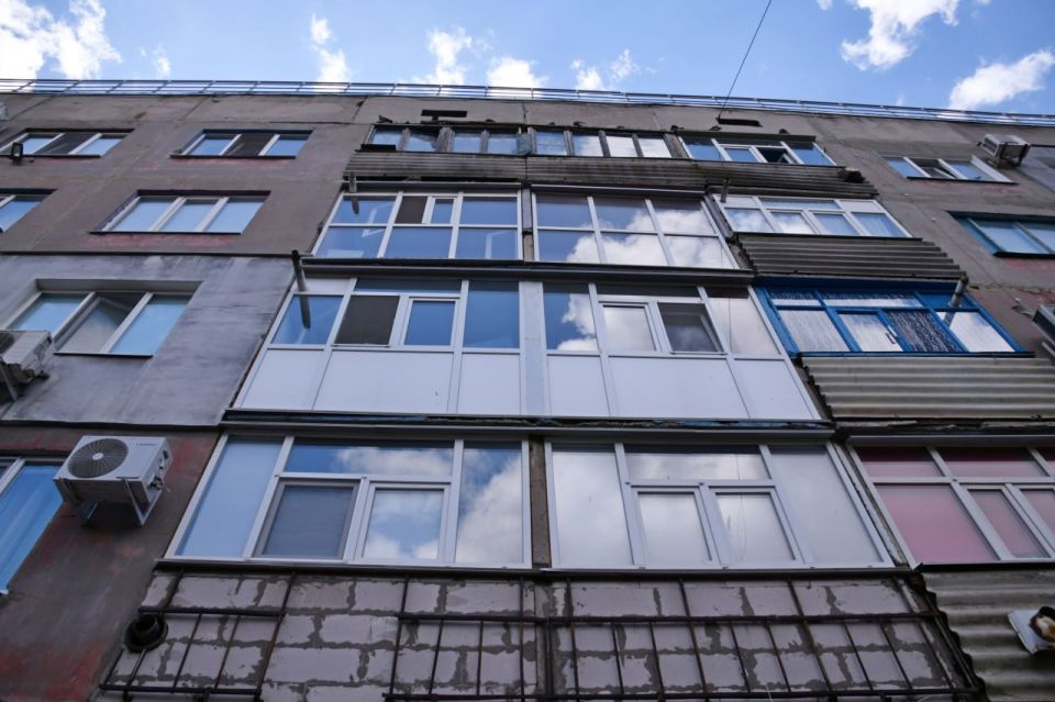 В Свердловском округе ЛНР близится к завершению ремонт кровли в доме №4 квартала 60 лет СССР В Свердловском округе ЛНР близится к завершению ремонт кровли в доме №4 квартала 60 лет СССР