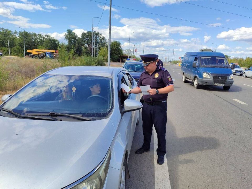 Сотрудники Госавтоинспекции при надзоре за дорожной обстановкой проводят профилактические мероприятие на территории г. Луганска