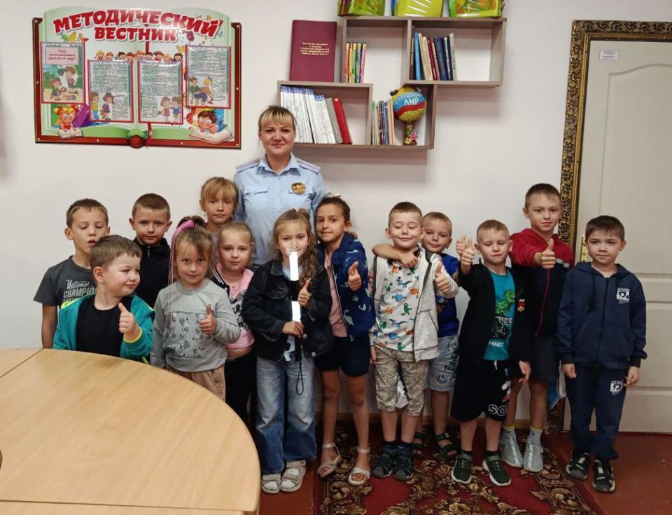 В гостях у воспитанников дошкольного учреждения «Изумляндия» побывал инспектор ОГИБДД ОМВД России «Антрацитовский» Марианна Тимошенко В гостях у воспитанников дошкольного учреждения «Изумляндия» побывал инспектор ОГИБДД ОМВД России «Антрацитовский» Марианна Тимошенко