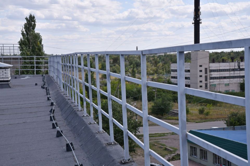 В Свердловском округе ЛНР близится к завершению ремонт кровли в доме №4 квартала 60 лет СССР В Свердловском округе ЛНР близится к завершению ремонт кровли в доме №4 квартала 60 лет СССР