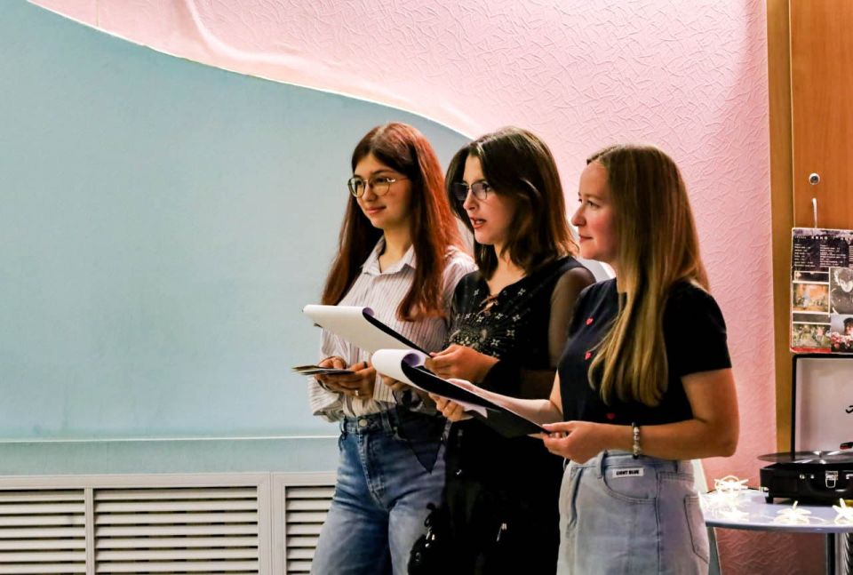 В Луганской молодёжной библиотеке прошёл трогательный литературно-музыкальный вечер «Мелодия памяти: Цой в наших сердцах», посвящённый Виктору Цою — легенде русского рока В Луганской молодёжной библиотеке прошёл трогательный литературно-музыкальный вечер «Мелодия памяти: Цой в наших сердцах», посвящённый Виктору Цою — легенде русского рока